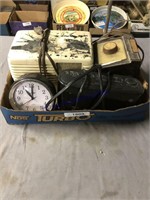 Assorted old clocks, radios