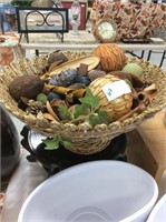 Woven basket with potpourri
