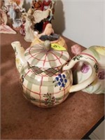 COLLECTION OF 3 TEAPOTS