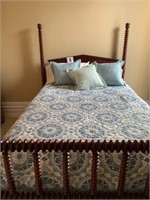 Four Poster Bed: Bedding Included (US1)