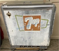 Ideal Lift Top Cooler Embossed 7UP logo
