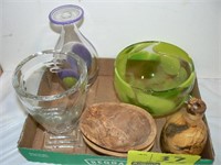 FLAT WITH 3 ART GLASS, 3 WOODEN VESSELS