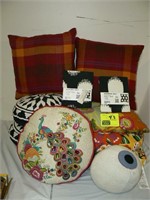 LARGE GROUP DECORATIVE PILLOWS INCLUDING KNITTED