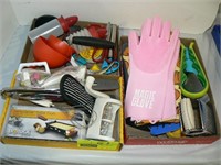 2 FLATS KITCHEN GADGETS AND OVEN MITTS