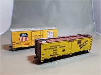 Lot of 2 HO Scale Box Cars includes plastic cases