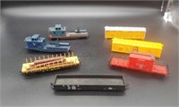 Lot of 7 HO Scale cars - 3x working caboose, 2