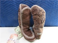 MOU Womens Sz8 Brown Soft Boots Booties