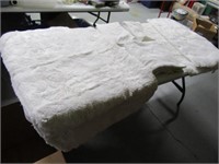 Lot (7) White HQ Bathroom Rugs & Towels NICE