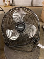 Messey table top fan, plugged in and it works