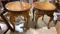 2 small oval side tables, solid oak construction,