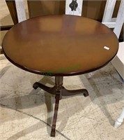 Small tilt top side table, 3 legs with Oval top,