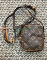 Small marked Louis Vuitton shoulder bag, LV
