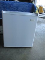 College Size Refrigerator - works - pick up only