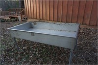 STAINLESS STEEL CRAWFISH CLEANING TABLE