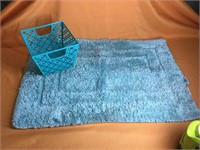Small bathroom mat and wire basket