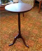 Round top wood table approx 15 inches round and