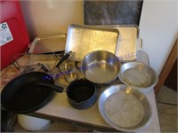 TOTE  OF BAKING PANS