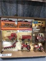 1/64 IH TRACTORS & IMPLEMENTS, CARDED