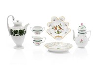 GROUP OF SIX WHITE GROUND PORCELAIN ACCESORIES