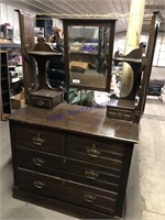 Dresser w/ hankie drawers, side mirrors