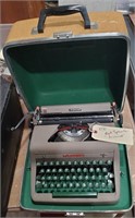 ROYAL Aristocrat manual typewriter & case