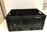 Plastic collapsible crate