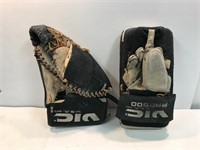 VIC goalie glove set