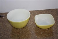 2 Small Pyrex Bowls