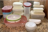 Assorted Rubbermaid containers/gladeware