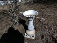 UNUSUAL BIRD BATH WITH PORCELAIN BATH