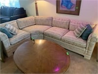 KAY LYN UPHOLSTERED SECTIONAL SOFA W PILLOWS