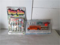 SMALL ROAD SIGN AND MINI TOY BUS SET