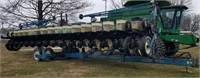 1995 Kinze 2600 16 Row Planter w/Splitters