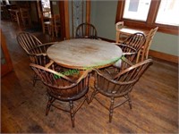 Round Table Wood 4' D w/ (4) Chairs