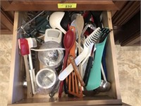 LARGE GROUP OF UTENSILS