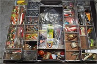 KENNEDY TACKLEBOX & MANY LURES !T-2