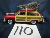 1:24 SCALE FORD PANEL WAGON WITH CHRISTMAS TREE