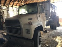 Ford L8000 feed truck