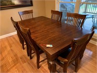 BEAUTIFUL WOOD TABLE W/8 CHAIRS & LEAF