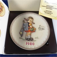 HUMMEL #273 1980 PLATE SCHOOL GIRL WITH BOX