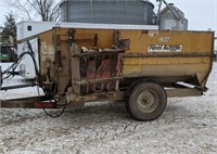 Knight Reel Auggie 2300 feed wagon