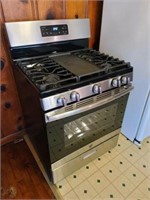 STAINLESS GAS RANGE W/GRIDDLE IN THE MIDDLE