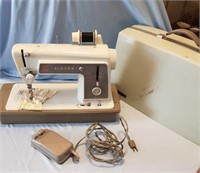 Singer 604 Sewing Machine w/Case