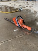 BLACK & DECKER HEDGE TRIMMER - WORKING