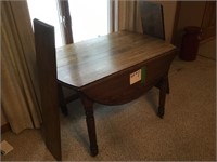 Drop leaf table w extra leaves