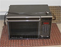 Radarange Microwave 1982 & Rubber Mats, works *