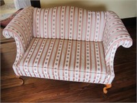 TEMPLE FLORAL UPHOLSTERED SETTEE VERY CLEAN