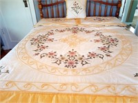 Bedspread/Comforter, Pillow Shams & Accent Pillow