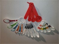 Measuring spoons.