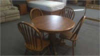 ROUND OAK TAB;LE/ 4 CHAIRS
